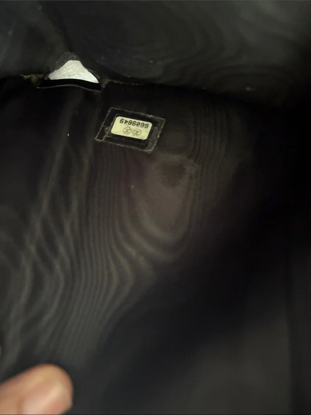 CHANEL Black CC Logo Wallet in Caviar Leather - Picture 9 of 11